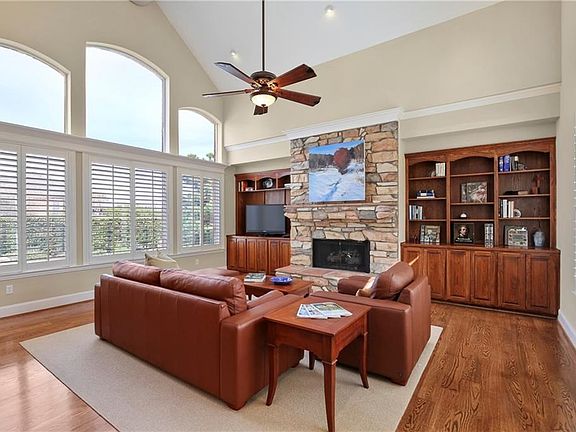 4th image of 801 Tree Haven Ct