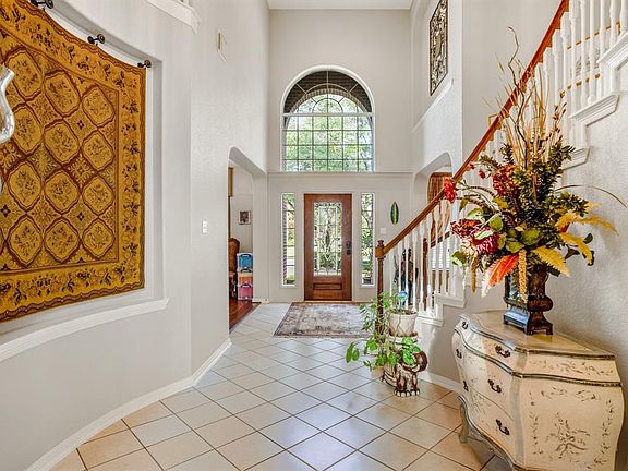 A huge gathering space, ideal for when entertaining and welcoming guests, notice the soaring ceilings, and large art niche to display your most treasured art pieces.