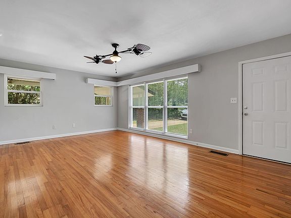 3rd image of 944 Spottswood Dr