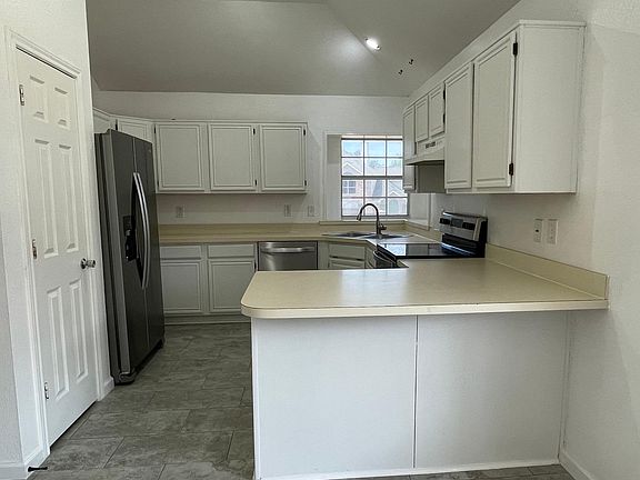 4th image of 8220 Woodstream Dr