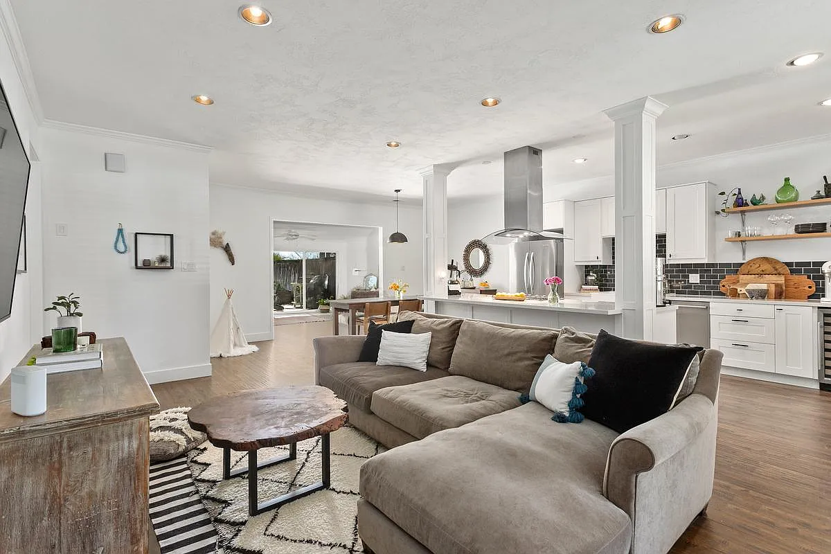 Building Photo - 2203 Levante St