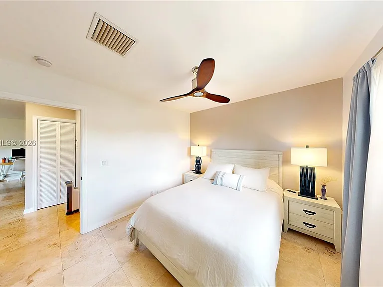 530 NE 15th Ct #7 — Photo 39