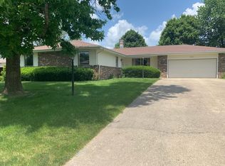 1006 Surrey Rd, Monticello, IL 61856