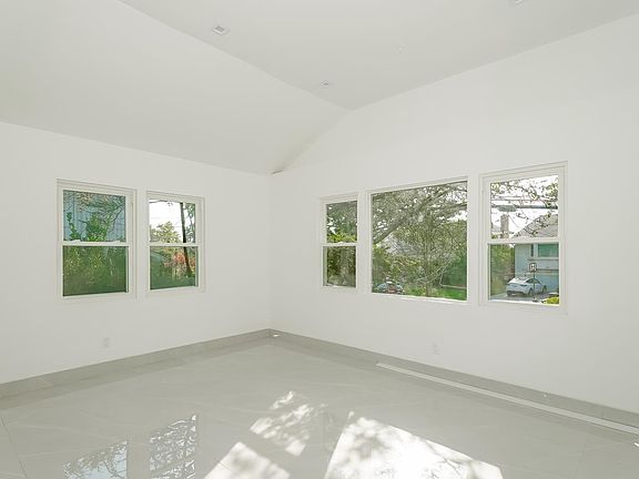 3rd image of 1108 Fordham Ln