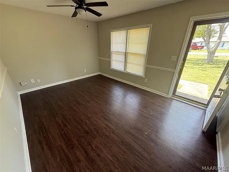 3211 Hackberry Ln — Photo 2