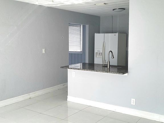 3rd image of 1625 NE 30th Ct