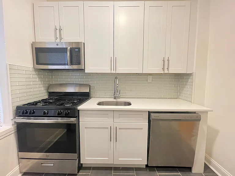17 Gifford Ave #13E — Photo 1
