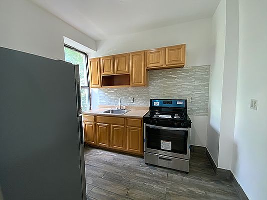 3rd image of 307 W 141st St