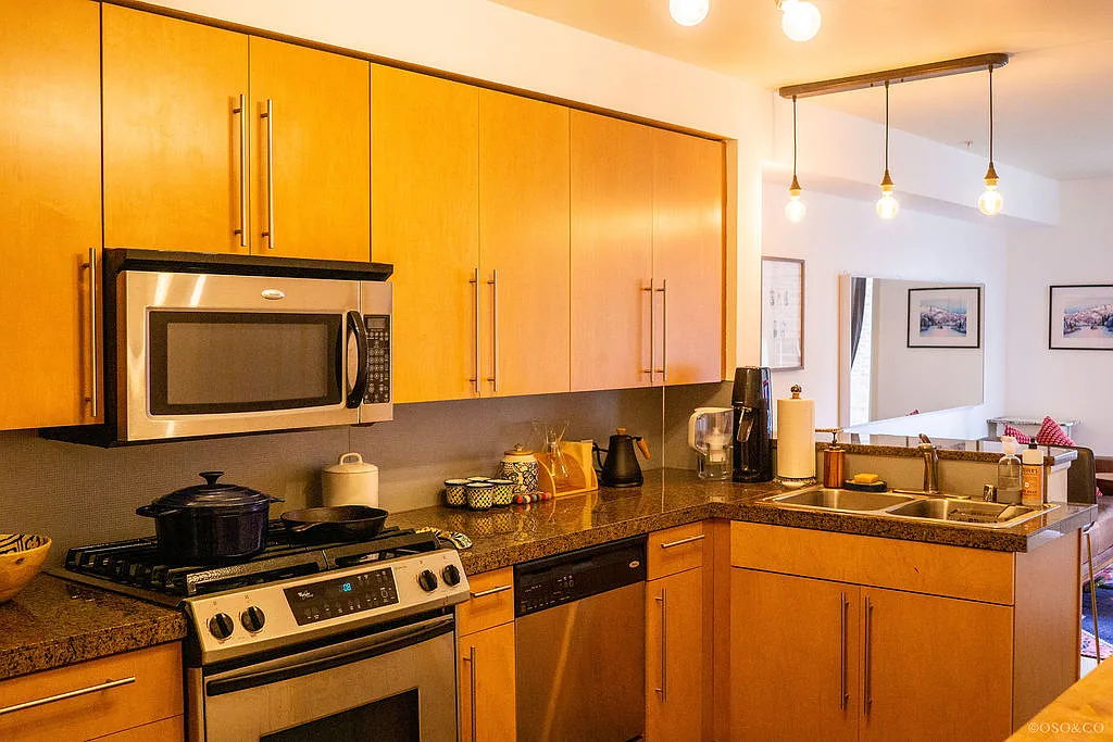 Kitchen - 124 Bellevue Ave E #400