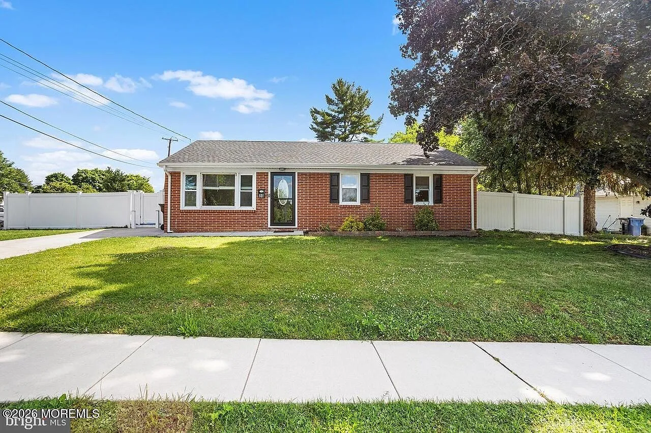 3 bed, 1040 sqft, $2,000 — Photo 2