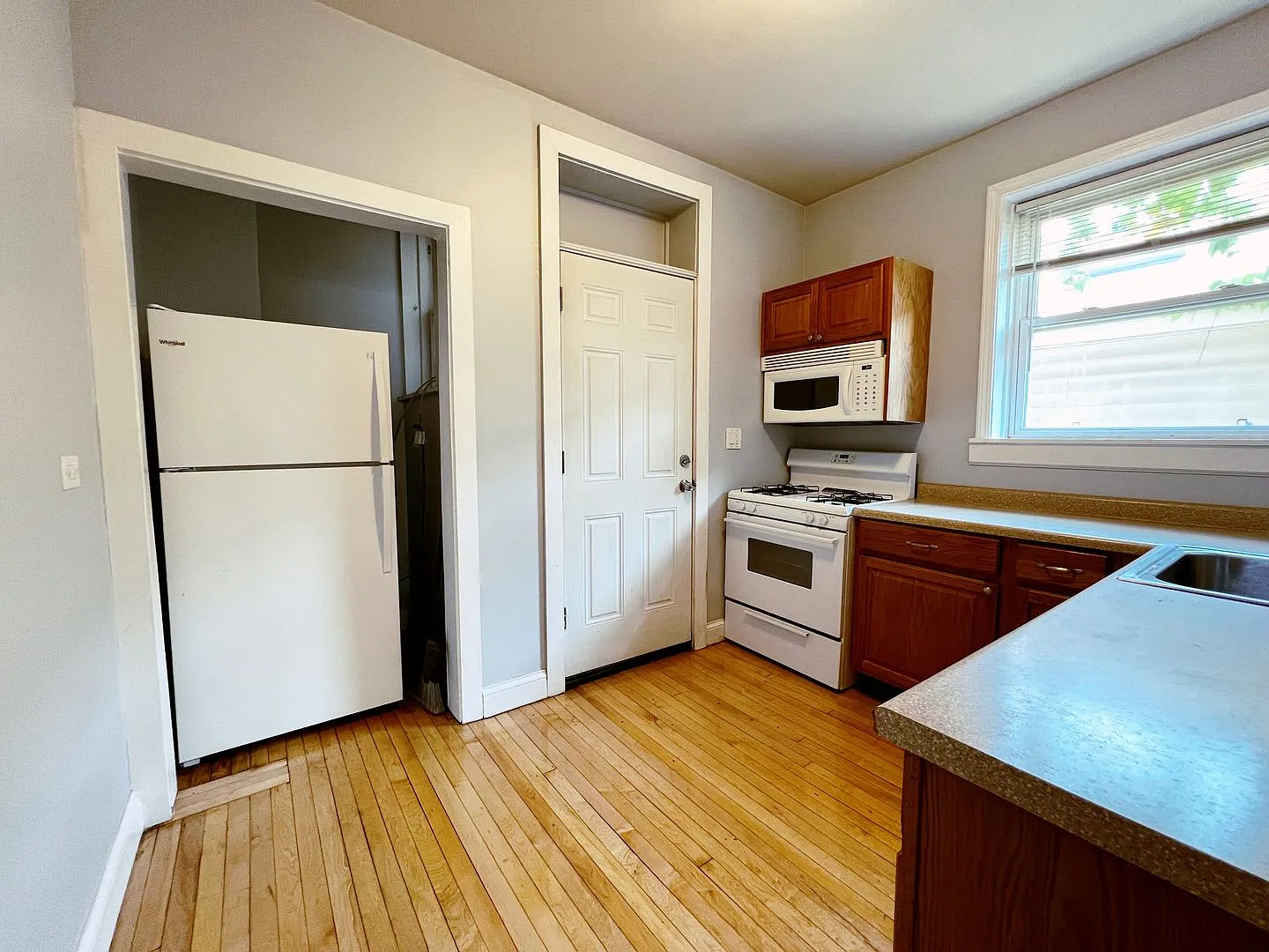 Lincoln Square Top Floor Corner 2-Bed / 1-Bath - Western Brown Line! Available November 4th! — Photo 2