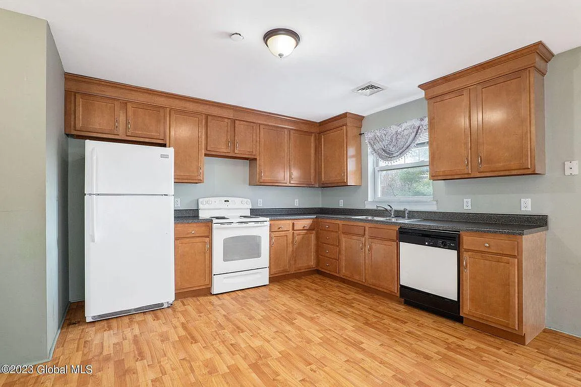 3 bed, 1300 sqft, $1,800 — Photo 3