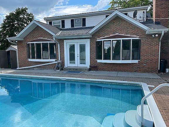 2nd image of 720 Lakeshore Dr