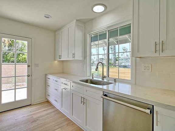 5th image of 998 Cove St
