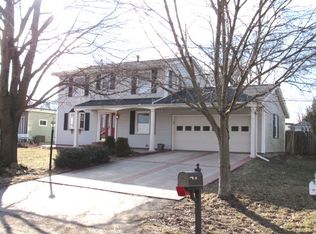 403 Cedar Dr, Clinton, IL 61727
