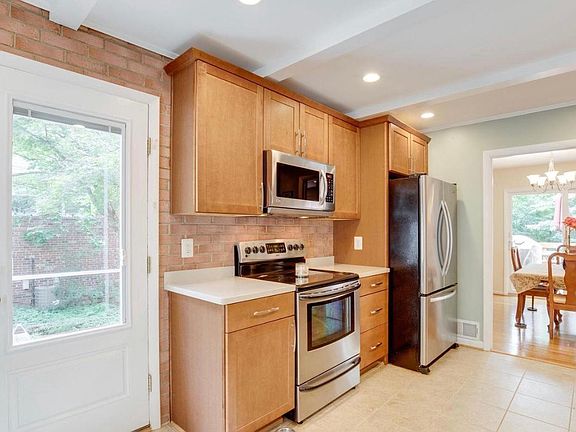 3rd image of 10225 Fox Ln