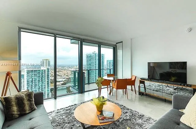 Reach Condo — Photo 2