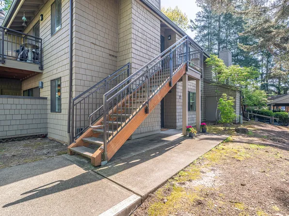 17 Crestfield Ct #17, Lake Oswego, OR 97035