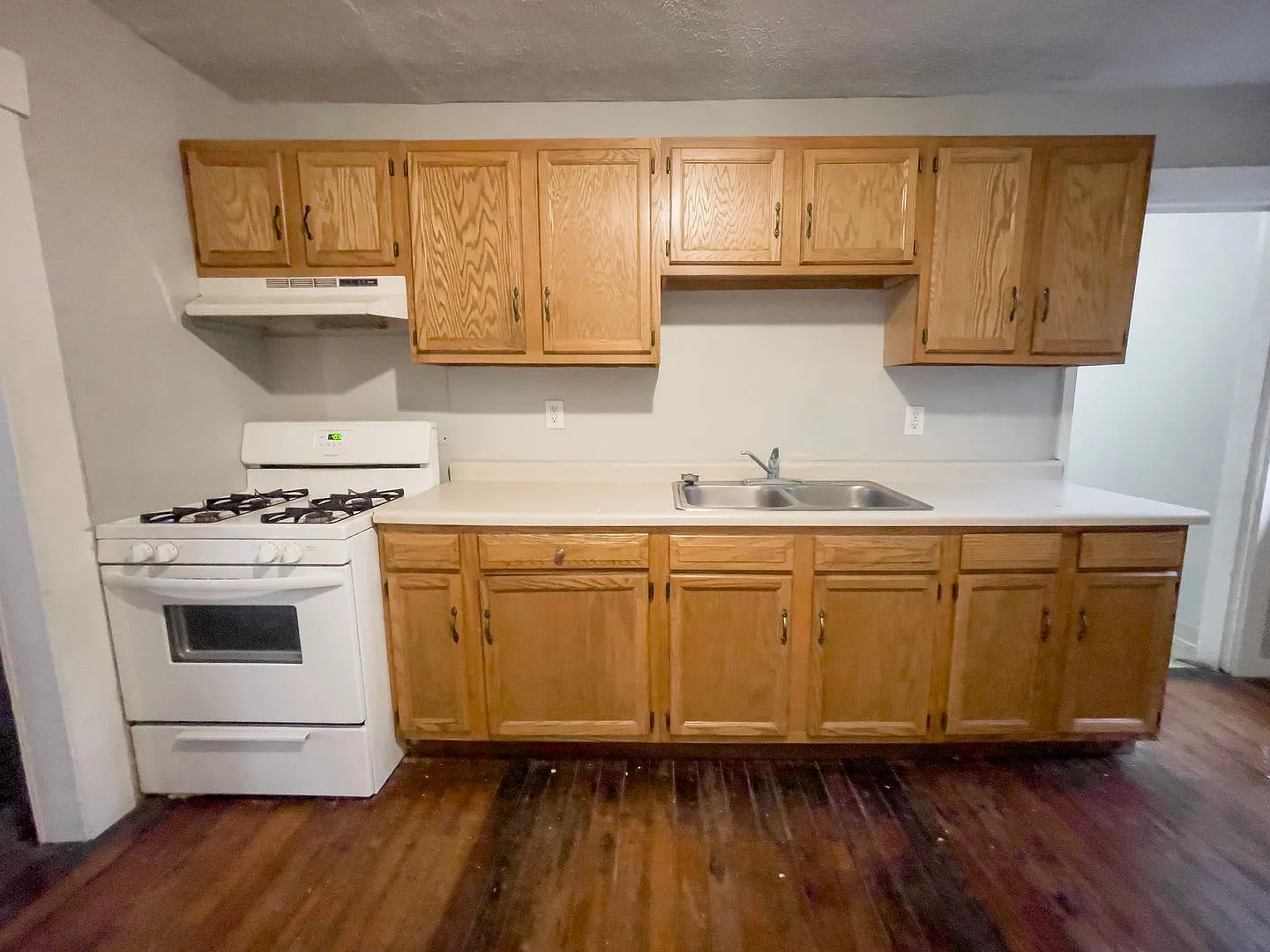 6 Bedroom, 3 Bathroom Large Home, Close to Campus: Washer and Dryer Included — Photo 4