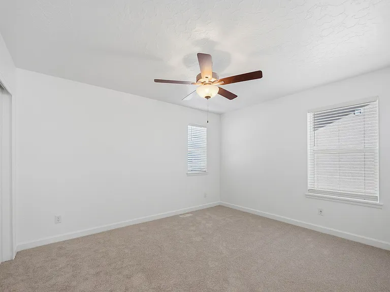 250 N 1630 W — Photo 14
