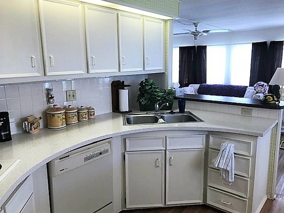 5th image of 176 Sanibel St