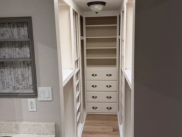 Walk in closet Primary