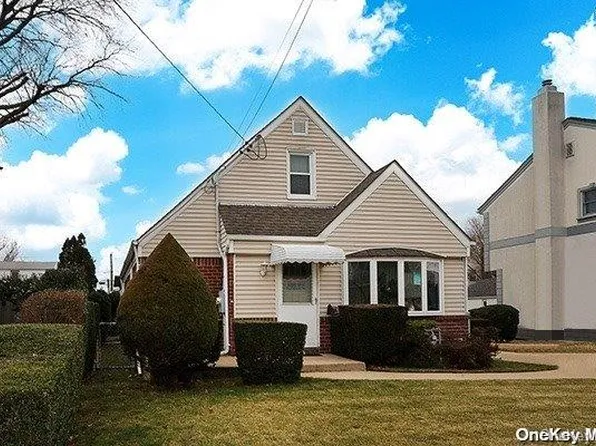 239 Beebe Road, Mineola, NY 11501