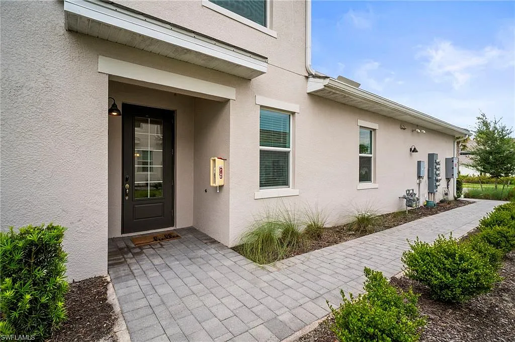 3 bed, 2.0 bath, 1741 sqft, $8,800 — Photo 3
