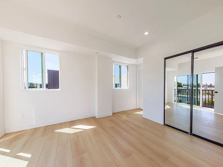 2847 S. Victoria Ave — Photo 10