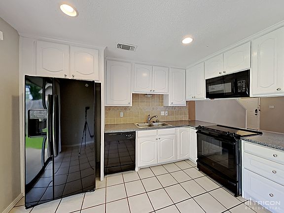 3rd image of 216 Cambridge Dr