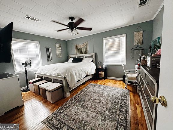 4th image of 406 W 3rd St