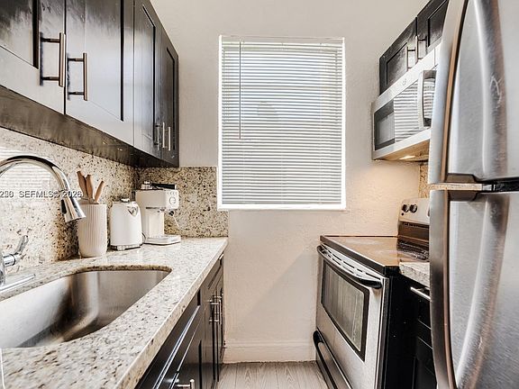 4th image of 301 SW 10th Ave #2