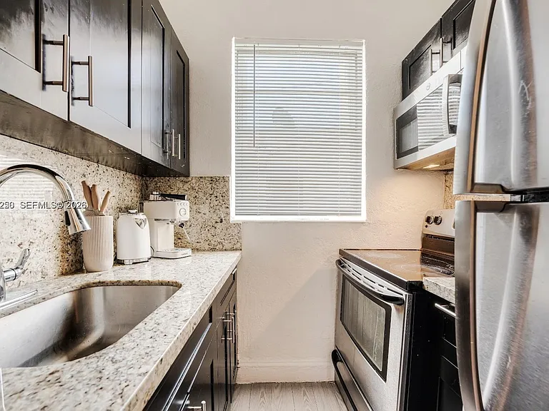 301 SW 10th Ave #2 — Photo 4