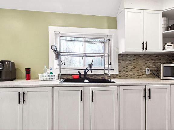 4th image of 325 Notre Dame St