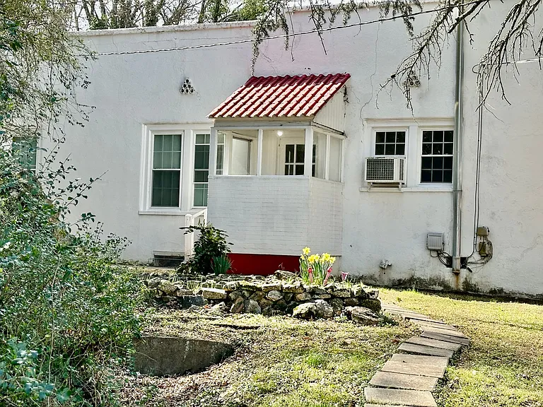 405 E Elm St — Photo 3