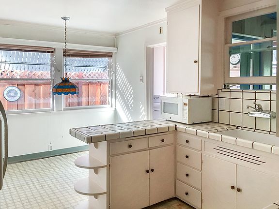 3rd image of 1132 Killarney Ln