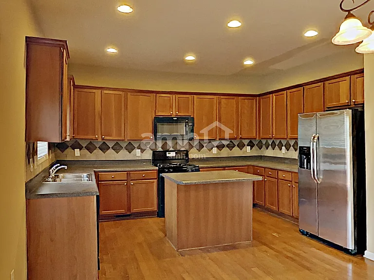 327 Meadowcrest Cir — Photo 3