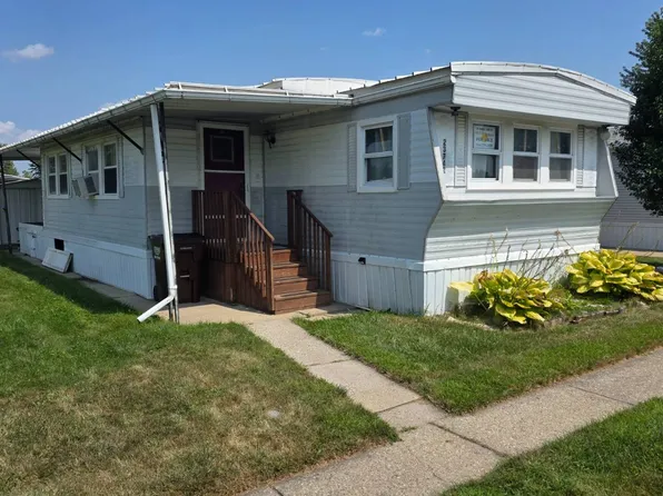 23742 Valley Dr, Brownstown, MI 48174