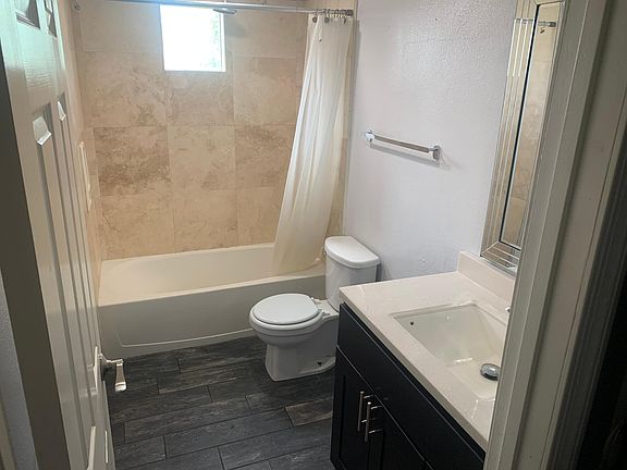 3rd image of 1939 W Des Moines Cir