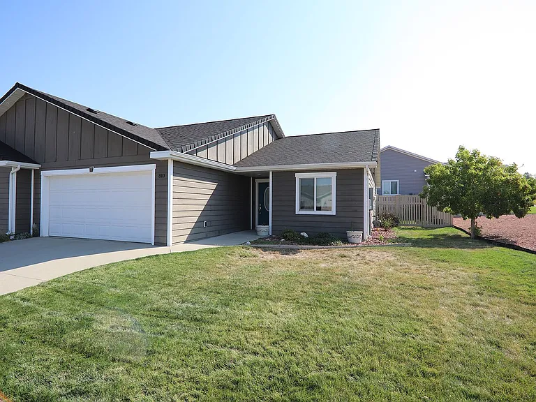 810 Pinyon Pl — Photo 1