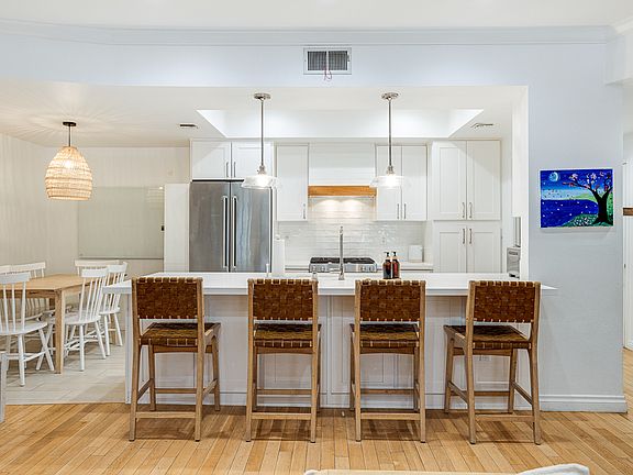 2nd image of 4401 Moorpark Way APT 108