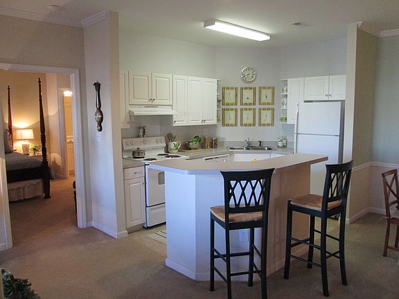 Model Kitchen/Breakfast Bar