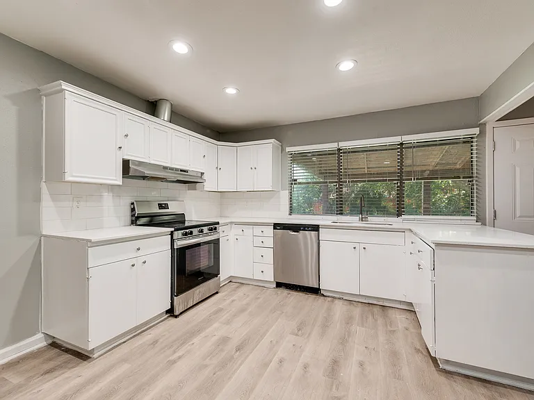 5010 Wildbriar Dr — Photo 8