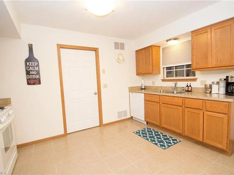 1053 Beachview Rd — Photo 7