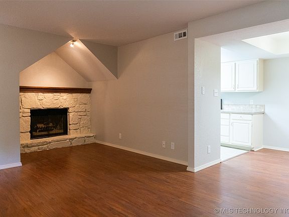 4th image of 9113 S Urbana Ave #8