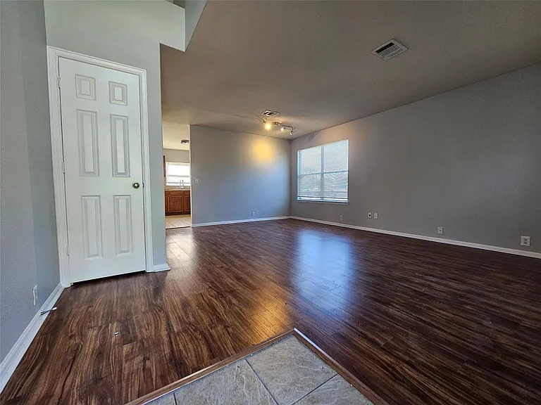 580 Hometown Pkwy — Photo 7