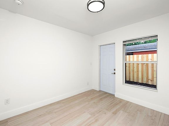 5th image of 800 NE 17th Ct APT B