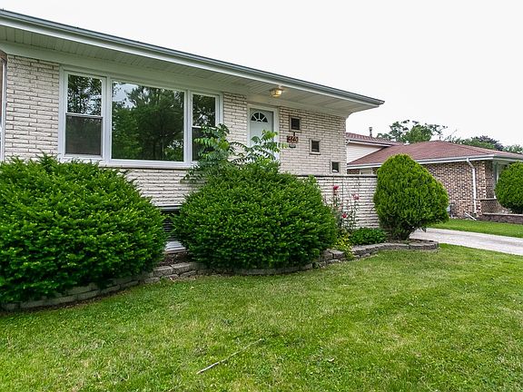 3rd image of 4840 W 92nd St
