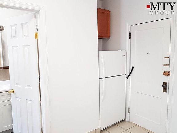 4th image of 2808 Crescent St APT 3