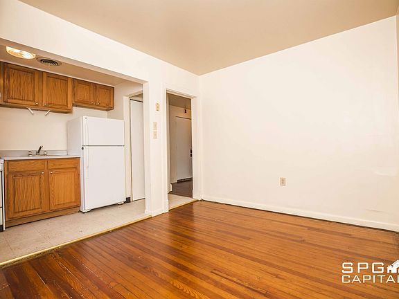 5th image of 9 W King St E
